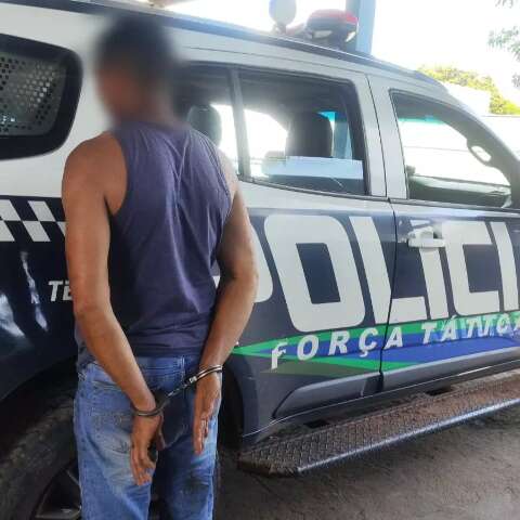 Homem &eacute; preso ap&oacute;s ferir v&iacute;tima com garrafa quebrada e atacar PM com madeira