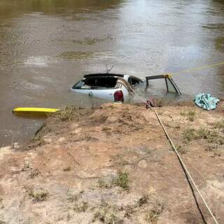 Comerciante morre afogado após carro cair no Rio Miranda Comerciante morre afogado após carro cair no Rio Miranda