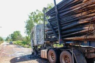 Caminh&atilde;o carregado com eucalipto pega fogo em estrada vicinal de Campo Grande
