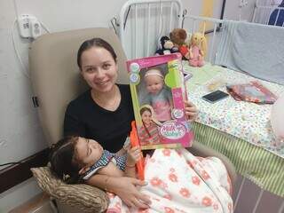 Volunt&aacute;rios entregam brinquedos para pacientes internados no HU da Capital