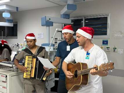 Com acordeon, funcion&aacute;rios fazem cantata de Natal em hospital novo em Dourados