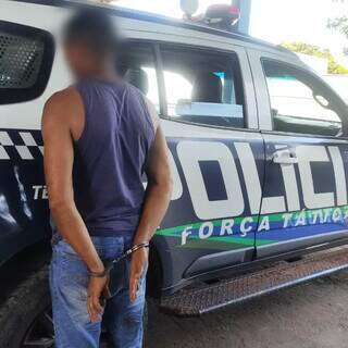 Homem &eacute; preso ap&oacute;s ferir v&iacute;tima com garrafa quebrada e atacar PM com madeira