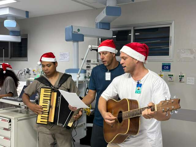 Com acordeon, funcion&aacute;rios fazem cantata de Natal em hospital novo em Dourados