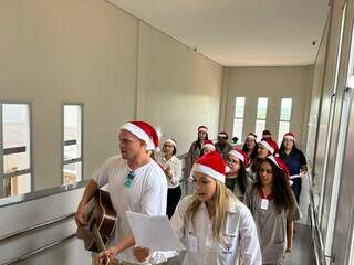 Com acordeon, funcion&aacute;rios fazem cantata de Natal em hospital novo em Dourados
