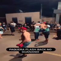 Moradores fecham rua para mostrar que mandam bem nos passinhos