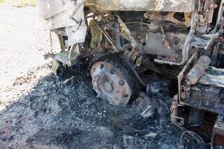 Caminh&atilde;o carregado com eucalipto pega fogo em estrada vicinal de Campo Grande