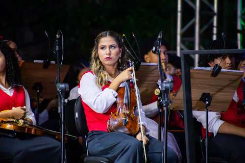 Com bolsa e brigadeiros, Maria Eduarda conquista violino de luthier