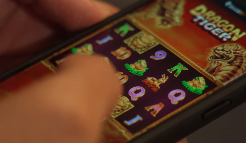 Professora pede para amigo arrumar celular e ele furta R$ 30 mil de contas