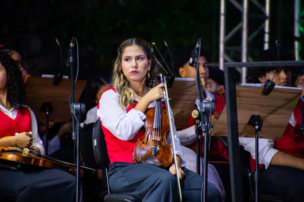 Com bolsa e brigadeiros, Maria Eduarda conquista violino de luthier