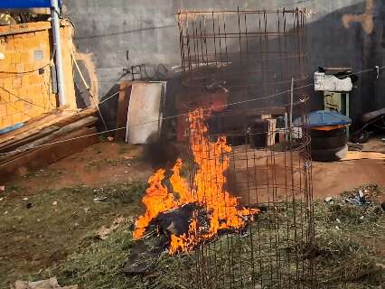 Fogo em terreno com entulho gera fuma&ccedil;a e preocupa moradores no Pioneiros