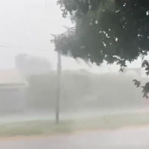 Tempestade atinge &Aacute;gua Clara, alaga ruas e forma redemoinho