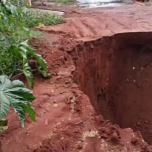 Chuva forte abre cratera, derruba poste e alaga ruas em &Aacute;gua Clara