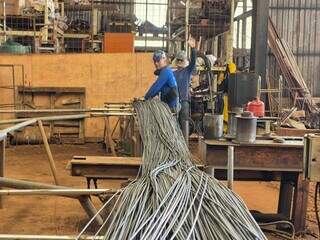 Filha de catador teve a ideia e fam&iacute;lia foi da reciclagem &agrave; ind&uacute;stria do ferro