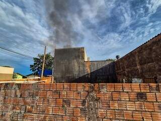 Fogo em terreno com entulho gera fuma&ccedil;a e preocupa moradores no Pioneiros