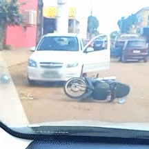 Com carros e motos abandonados, avenida &eacute; interditada em ataque de abelhas 