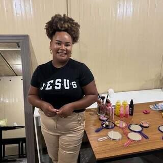 Ex-moradora do Mandela ministra curso gratuito de beleza na Praça Ary Coelho Ex-moradora do Mandela ministra curso gratuito de beleza na Praça Ary Coelho