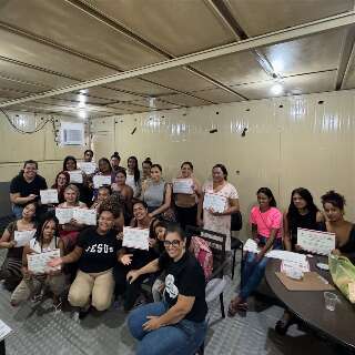 Ex-moradora do Mandela ministra curso gratuito de beleza na Pra&ccedil;a Ary Coelho