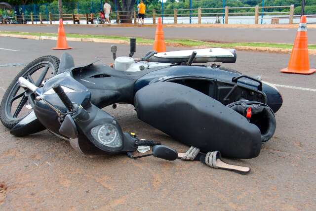 Motociclista &eacute; arrastada e fica inconsciente ao ser atingida por carro