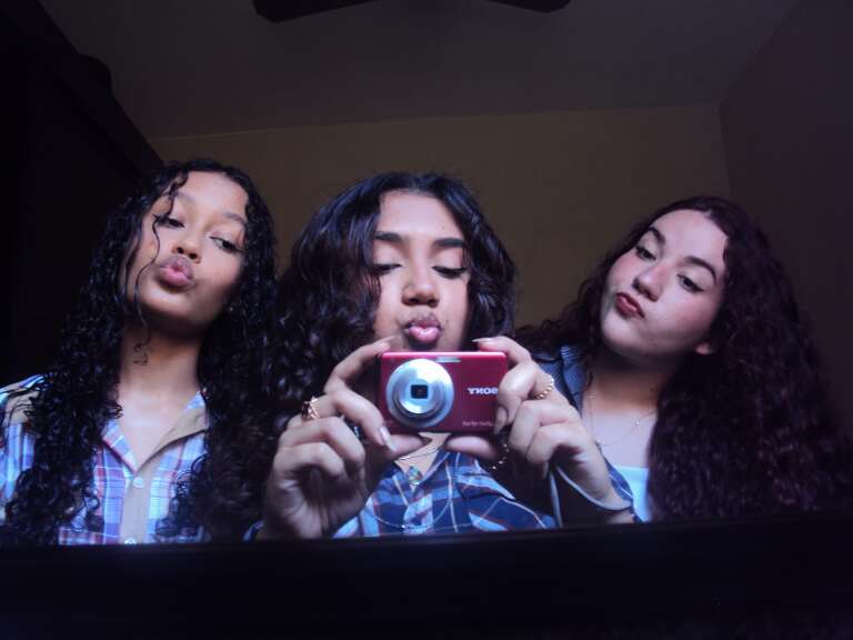 Câmeras digitais dos anos 2000 voltaram à vida dos adolescentes 