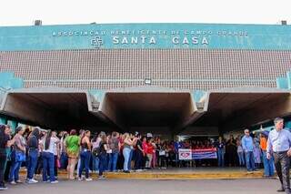 Sem pagamento do 13&ordm;, m&eacute;dicos da Santa Casa convocam nova assembleia