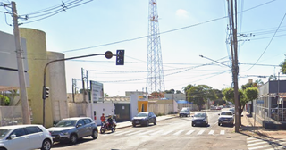 Motociclista de aplicativo &eacute; rendido por dupla armada ao parar em sem&aacute;foro