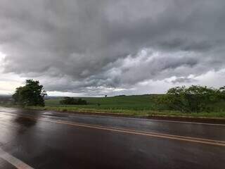 Sob alerta de temporal, Campo Grande tem chuva em diversos bairros