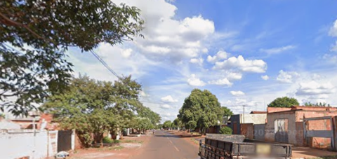 Dupla em motocicleta atira contra rapaz que caminhava pr&oacute;ximo a conveni&ecirc;ncia