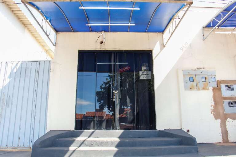 Sem fachada e com freguesia fiel, barbearia sobrevive há 30 anos