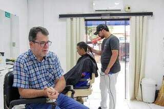 Sem fachada e com freguesia fiel, barbearia sobrevive h&aacute; 30 anos