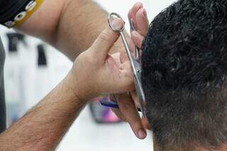 Sem fachada e com freguesia fiel, barbearia sobrevive h&aacute; 30 anos