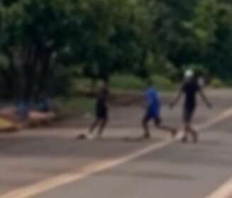 Homens trocam socos e arremessam bicicletas durante confus&atilde;o na rua