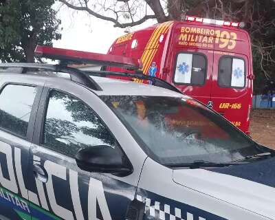 Usu&aacute;ria de drogas invade casa e esfaqueia pedreiro de 85 anos nas Moreninhas