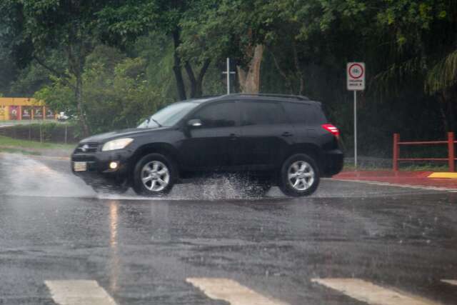 Sob alerta de temporal, Campo Grande tem chuva em diversos bairros