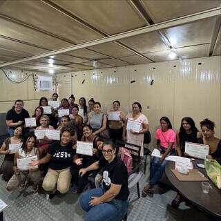 Ex-moradora do Mandela ministra curso gratuito de beleza na Praça Ary Coelho Ex-moradora do Mandela ministra curso gratuito de beleza na Praça Ary Coelho