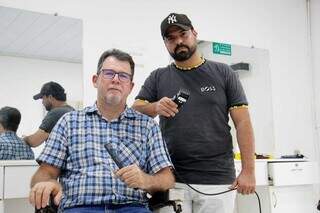 Sem fachada e com freguesia fiel, barbearia sobrevive h&aacute; 30 anos