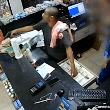 Dupla armada rouba posto de combust&iacute;veis e capota carro durante fuga