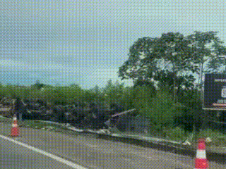 Carreta tomba e motorista morre preso &agrave;s ferragens em Mundo Novo