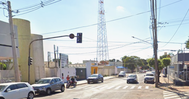 Motociclista de aplicativo &eacute; rendido por dupla armada ao parar em sem&aacute;foro