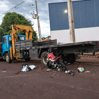 Motociclista morre ao bater em caminh&atilde;o estacionado em Dourados