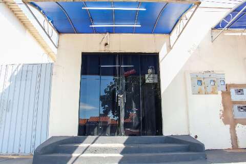 Sem fachada e com freguesia fiel, barbearia sobrevive h&aacute; 30 anos