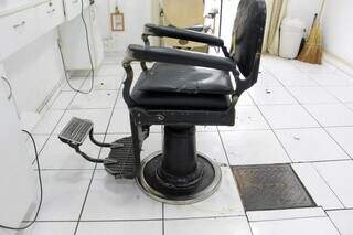Sem fachada e com freguesia fiel, barbearia sobrevive h&aacute; 30 anos