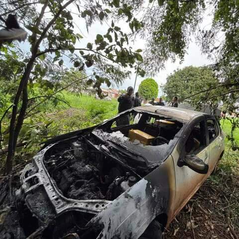 Dupla foge com carro cheio de maconha, tenta jogar ve&iacute;culo em c&oacute;rrego e &eacute; presa 