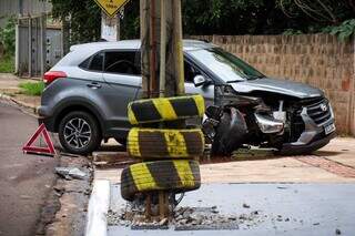 Motorista perde controle da dire&ccedil;&atilde;o e bate em poste no Carand&aacute; Bosque