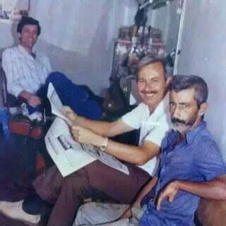 Sem fachada e com freguesia fiel, barbearia sobrevive h&aacute; 30 anos