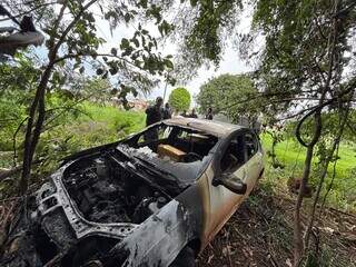Dupla foge com carro cheio de maconha, tenta jogar ve&iacute;culo em c&oacute;rrego e &eacute; presa 