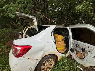 Dupla foge com carro cheio de maconha, tenta jogar ve&iacute;culo em c&oacute;rrego e &eacute; presa 
