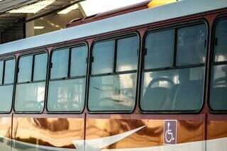 Motorista e passageira s&atilde;o amea&ccedil;ados com faca durante assalto a &ocirc;nibus