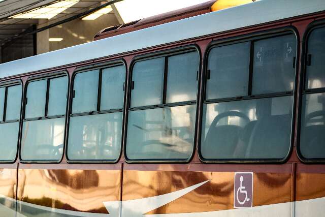 Motorista e passageira s&atilde;o amea&ccedil;ados com faca durante assalto a &ocirc;nibus