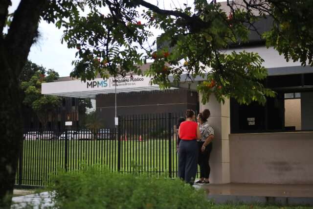 MP despeja imprensa e deixa transpar&ecirc;ncia do lado de fora