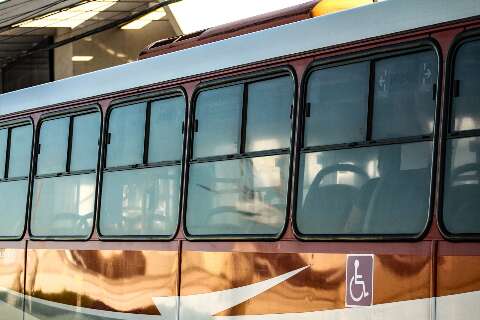 Motorista e passageira s&atilde;o amea&ccedil;ados com faca durante assalto a &ocirc;nibus